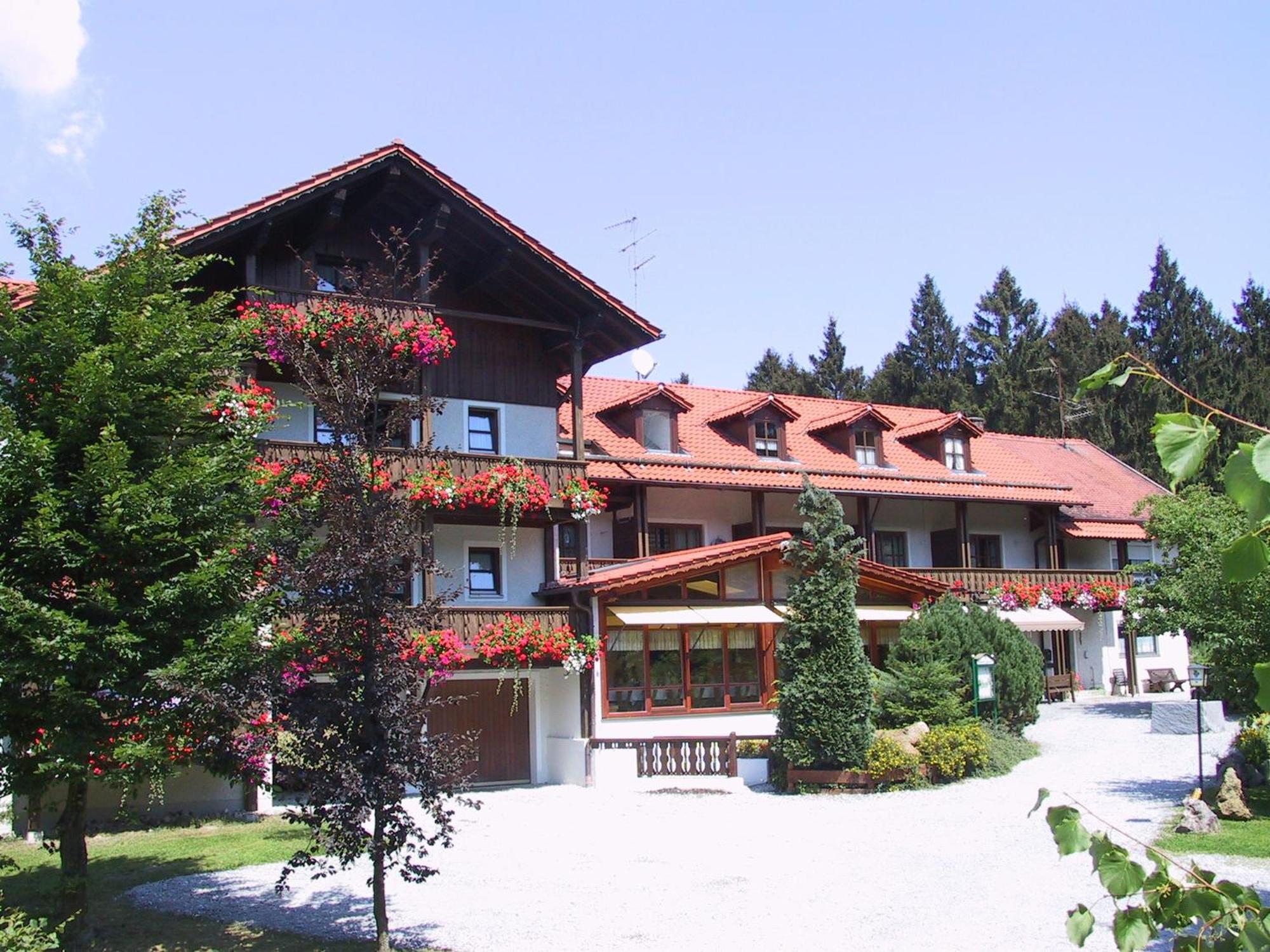 Waldpension Jaegerstueberl Бад-Грисбах Экстерьер фото